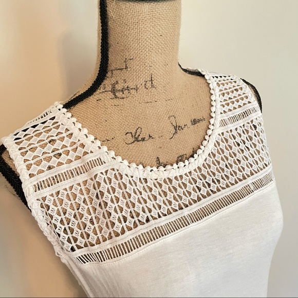 Sleeveless Scoop Neck Flowy Swing Tank - Picture 2 of 7